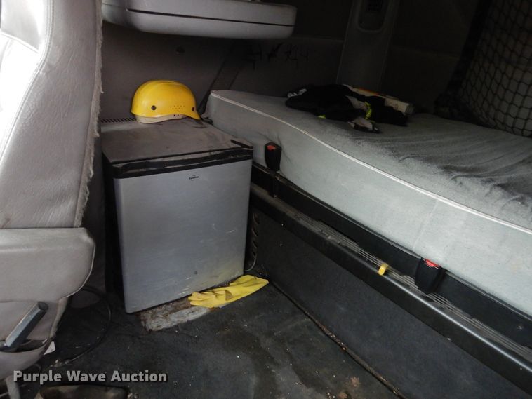 image for item HL9510 2007 Freightliner Columbia 112  semi truck