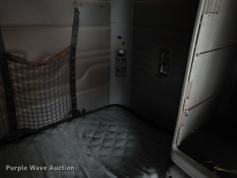 image for item HL9510 2007 Freightliner Columbia 112  semi truck