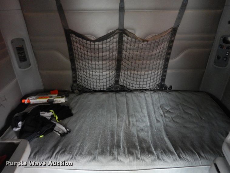 image for item HL9510 2007 Freightliner Columbia 112  semi truck