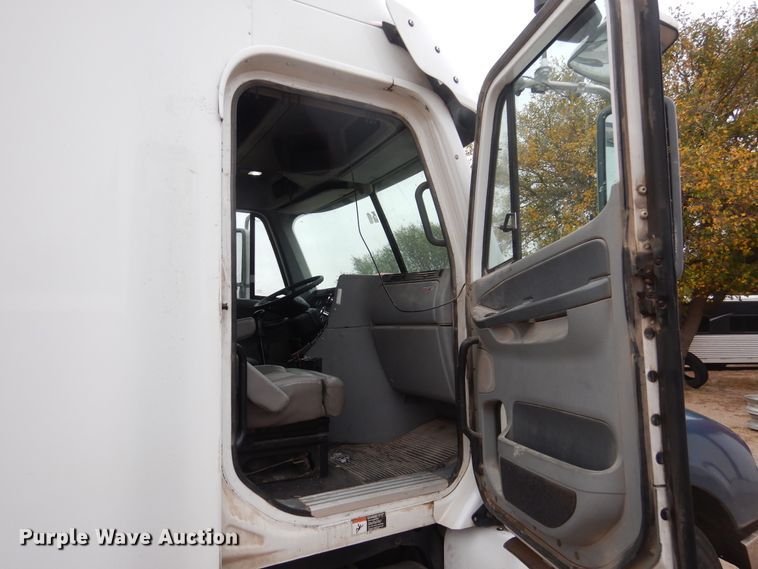 image for item HL9510 2007 Freightliner Columbia 112  semi truck