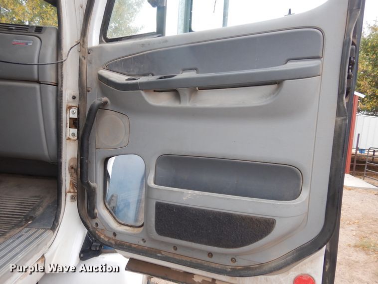 image for item HL9510 2007 Freightliner Columbia 112  semi truck