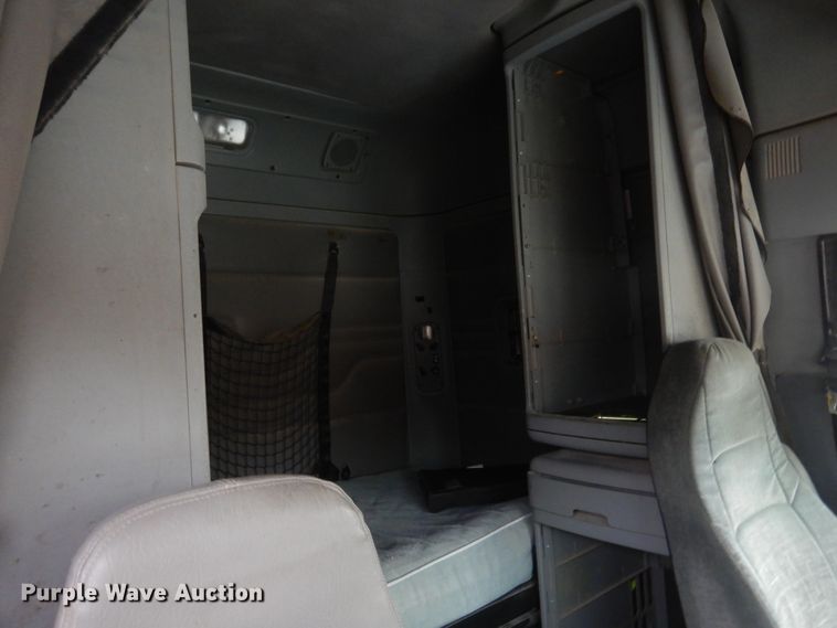 image for item HL9510 2007 Freightliner Columbia 112  semi truck