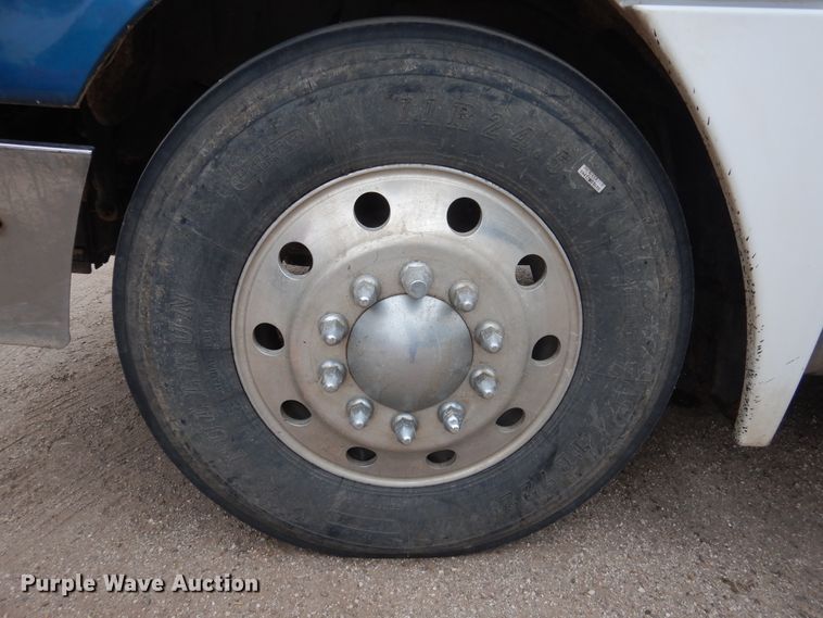 image for item HL9510 2007 Freightliner Columbia 112  semi truck