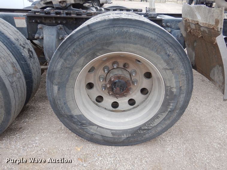 image for item HL9510 2007 Freightliner Columbia 112  semi truck