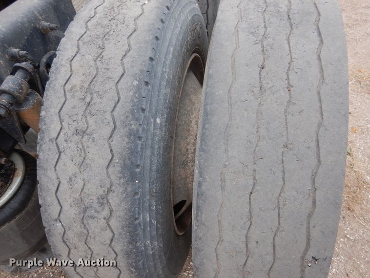 image for item HL9510 2007 Freightliner Columbia 112  semi truck