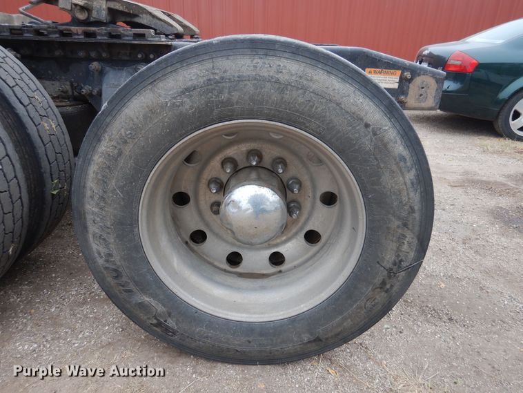 image for item HL9510 2007 Freightliner Columbia 112  semi truck