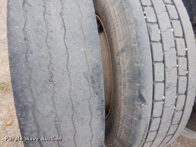 image for item HL9510 2007 Freightliner Columbia 112  semi truck