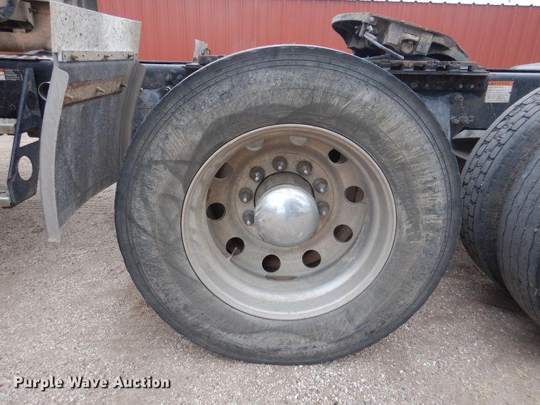 image for item HL9510 2007 Freightliner Columbia 112  semi truck