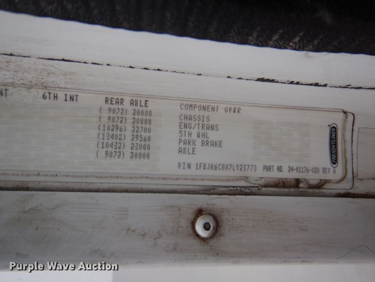 image for item HL9510 2007 Freightliner Columbia 112  semi truck