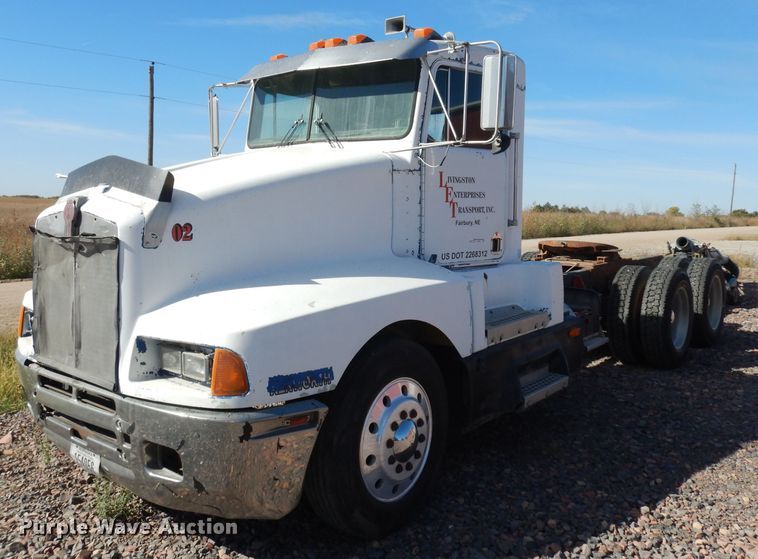 image for item HN9417 1988 Kenworth T600  semi truck