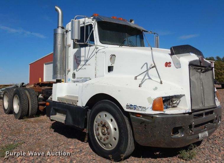 image for item HN9417 1988 Kenworth T600  semi truck