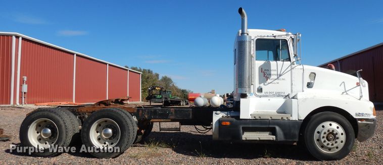 image for item HN9417 1988 Kenworth T600  semi truck