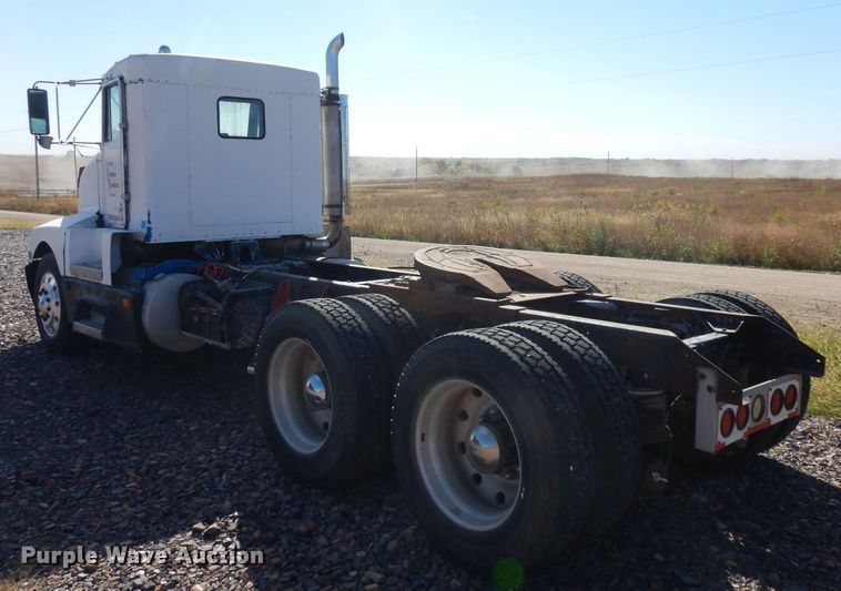 image for item HN9417 1988 Kenworth T600  semi truck