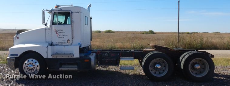 image for item HN9417 1988 Kenworth T600  semi truck