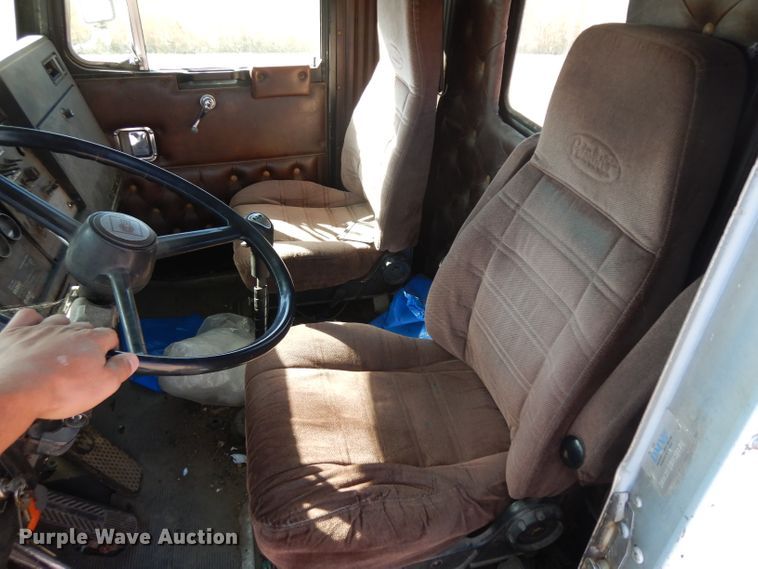 image for item HN9417 1988 Kenworth T600  semi truck