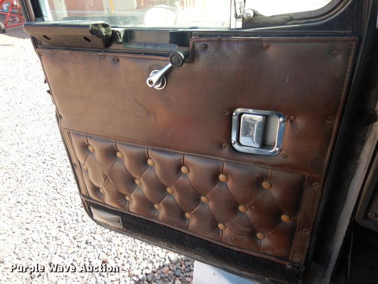 image for item HN9417 1988 Kenworth T600  semi truck