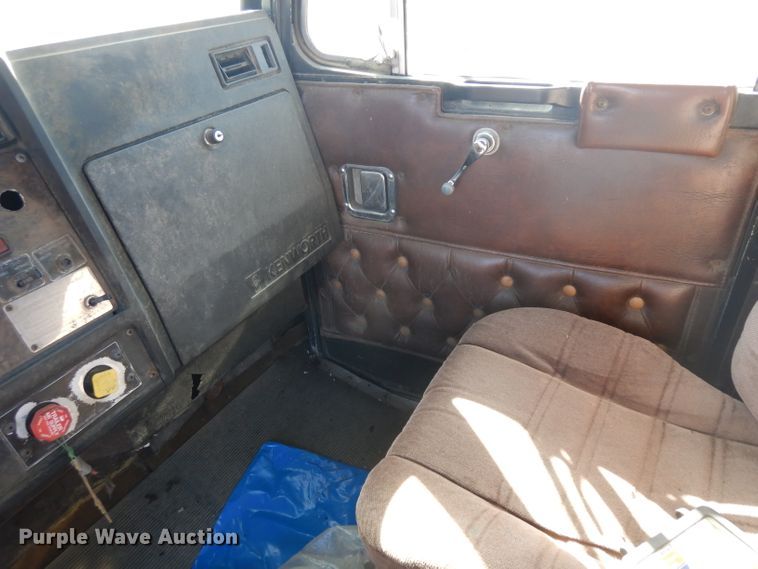 image for item HN9417 1988 Kenworth T600  semi truck