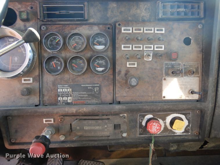 image for item HN9417 1988 Kenworth T600  semi truck