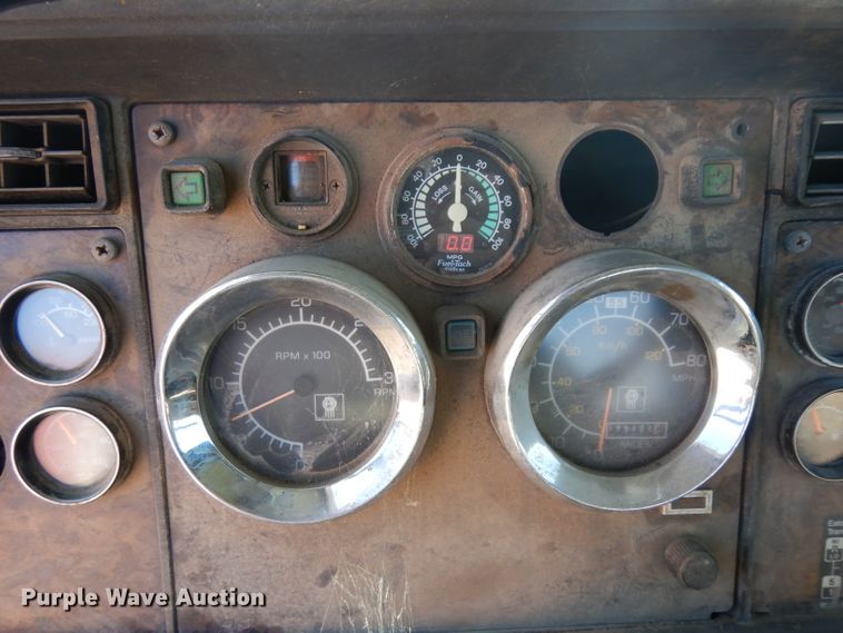 image for item HN9417 1988 Kenworth T600  semi truck