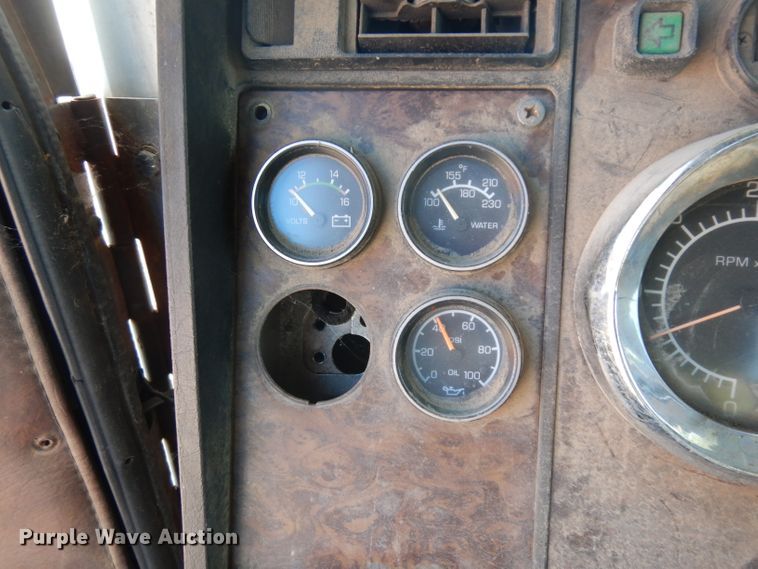 image for item HN9417 1988 Kenworth T600  semi truck