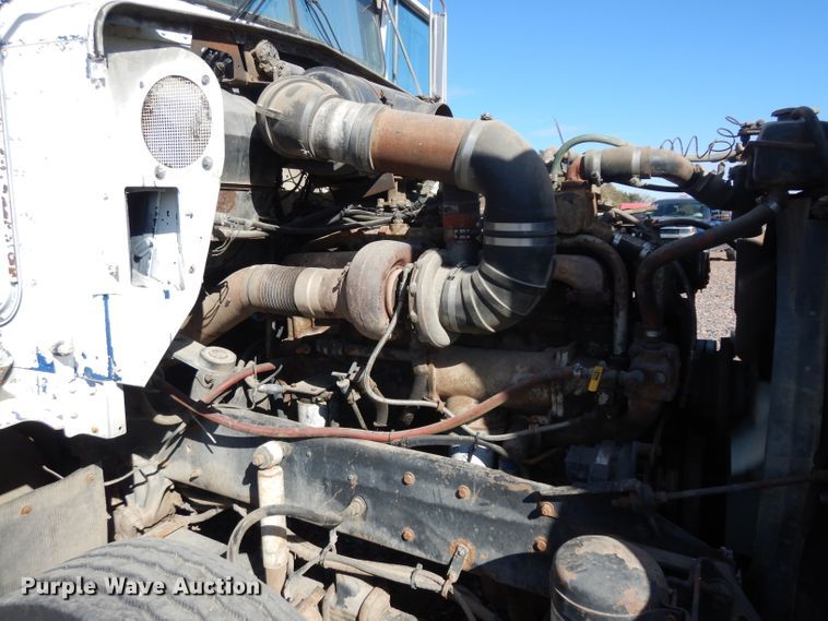 image for item HN9417 1988 Kenworth T600  semi truck