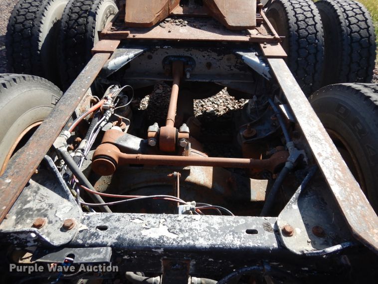 image for item HN9417 1988 Kenworth T600  semi truck