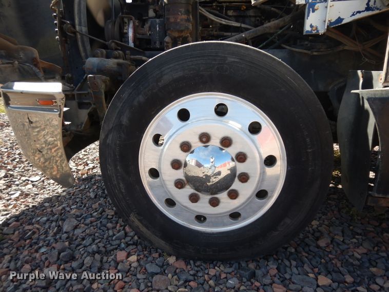 image for item HN9417 1988 Kenworth T600  semi truck