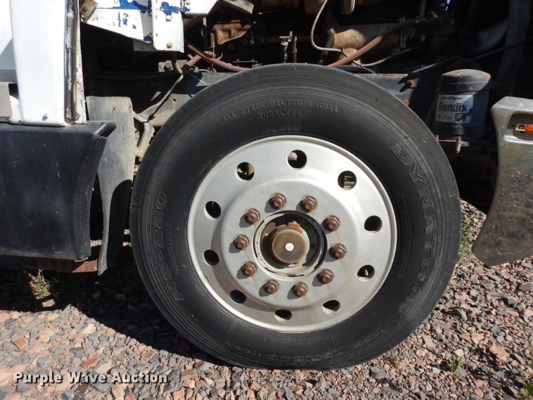 image for item HN9417 1988 Kenworth T600  semi truck