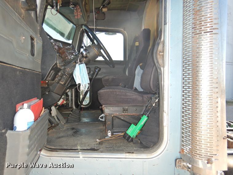 image for item HU9622 1998 Peterbilt 379  semi truck