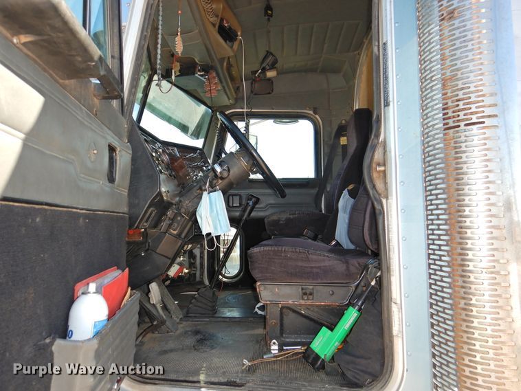 image for item HU9622 1998 Peterbilt 379  semi truck