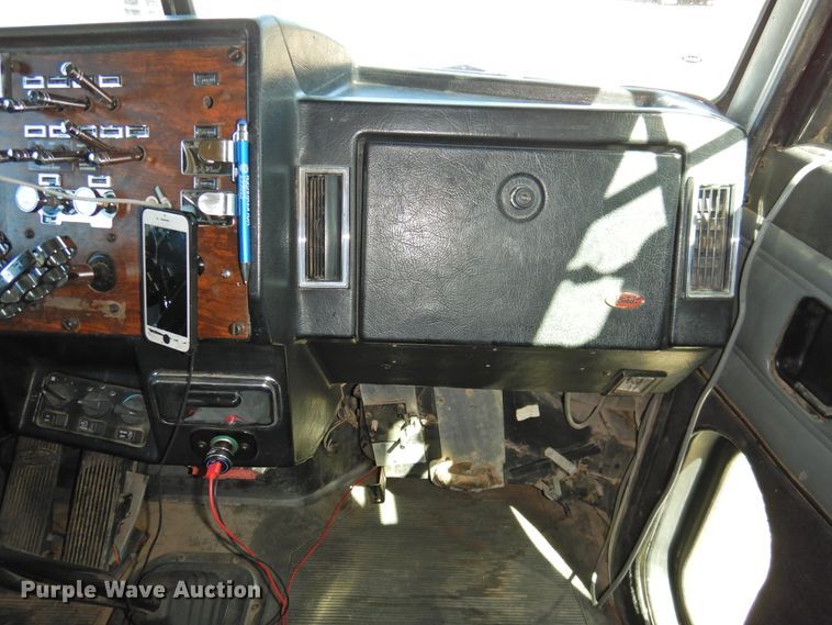 image for item HU9622 1998 Peterbilt 379  semi truck