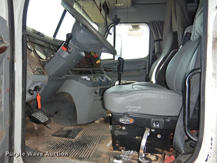 image for item HU9636 2006 Freightliner ST120  semi truck