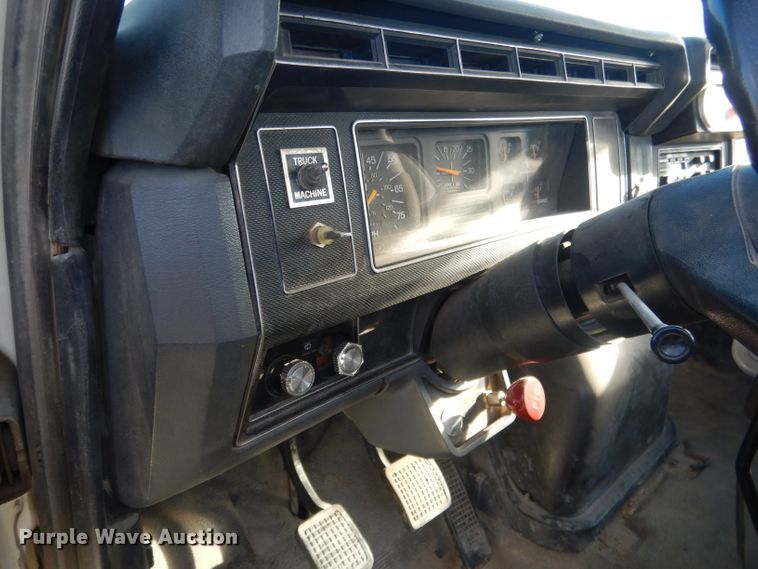 image for item DG4629 1990 Ford F800  digger derrick truck