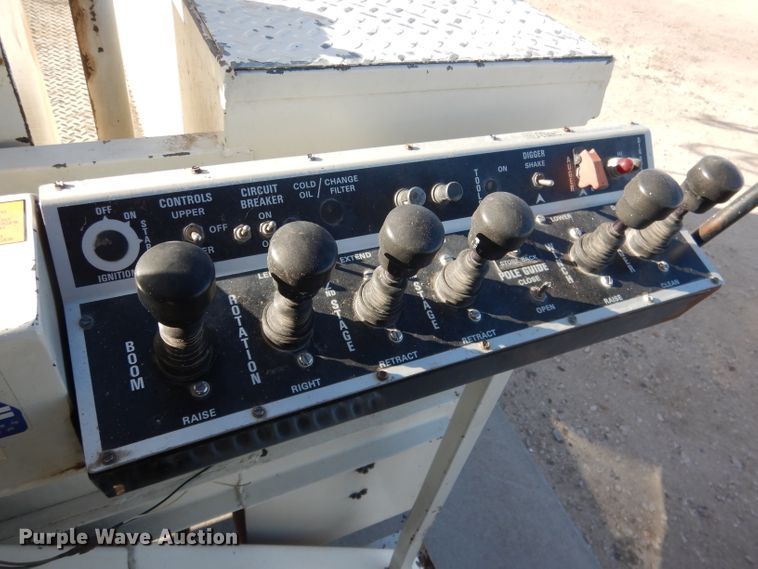 image for item DG4629 1990 Ford F800  digger derrick truck