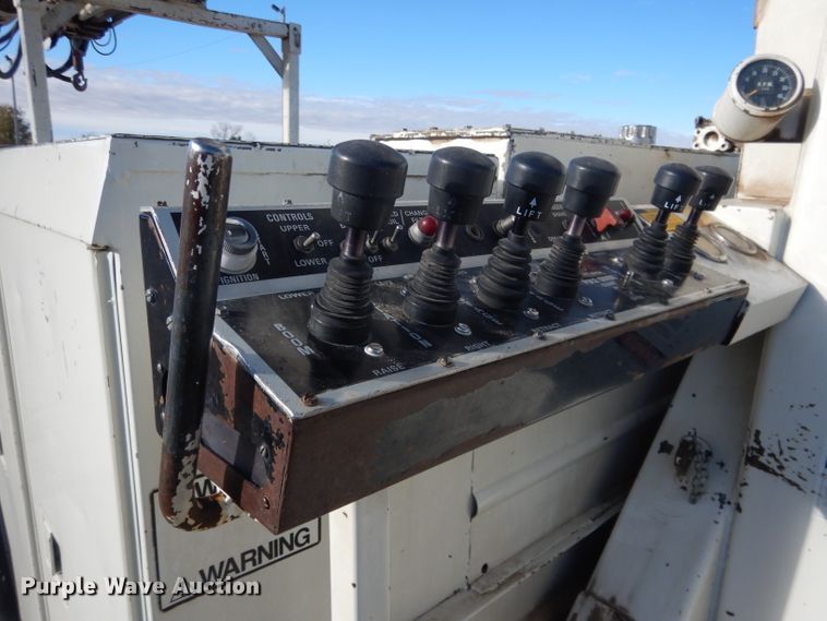 image for item DG4629 1990 Ford F800  digger derrick truck