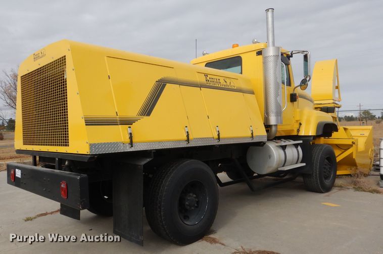 image for item DG4634 2003 International 5500i  snow blower truck