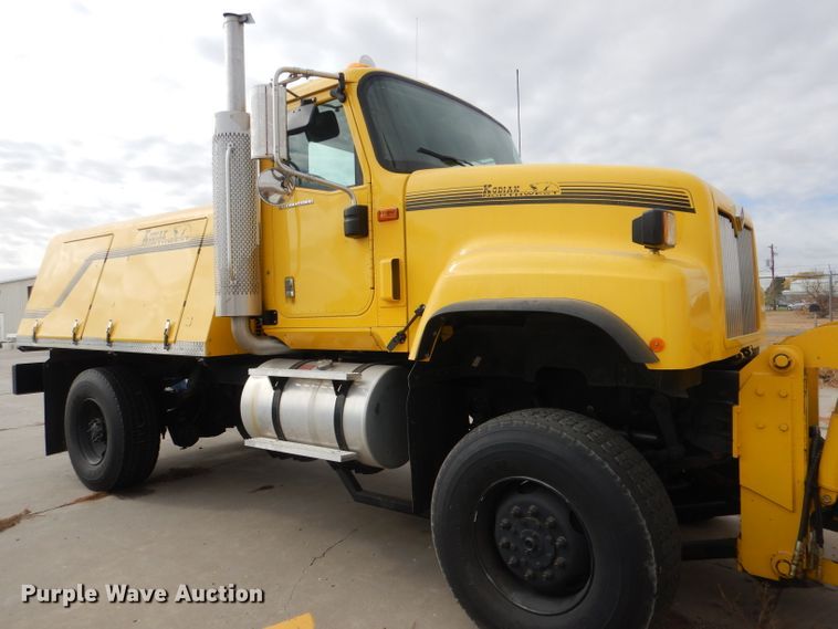 image for item DG4634 2003 International 5500i  snow blower truck