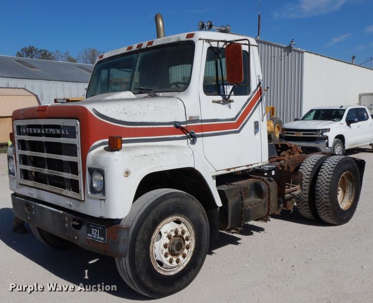 image for item DG6963 1979 International 2275  truck cab and chassis