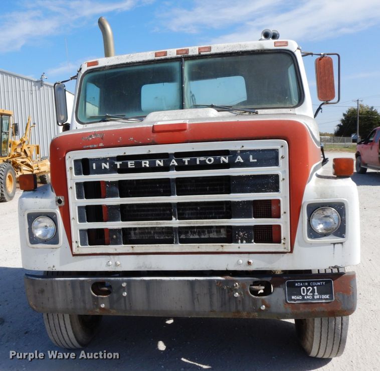 image for item DG6963 1979 International 2275  truck cab and chassis