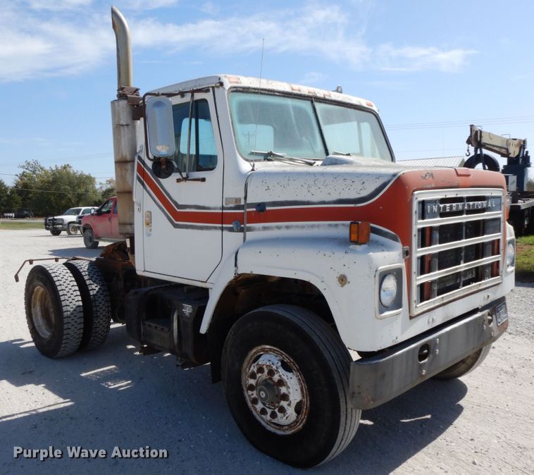 image for item DG6963 1979 International 2275  truck cab and chassis