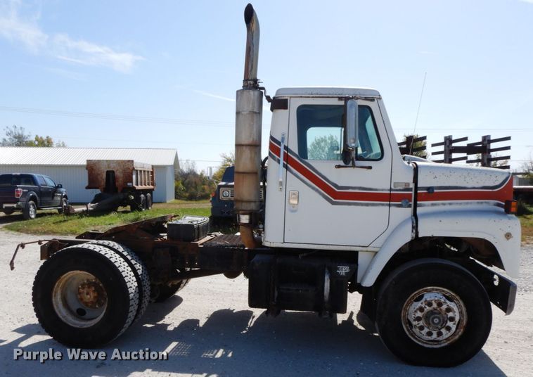 image for item DG6963 1979 International 2275  truck cab and chassis