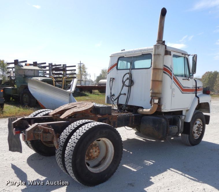 image for item DG6963 1979 International 2275  truck cab and chassis