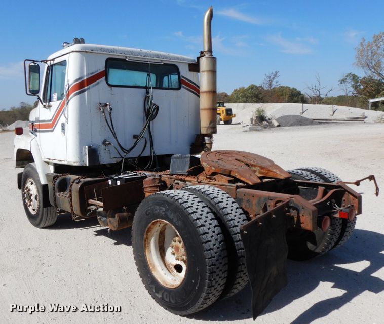image for item DG6963 1979 International 2275  truck cab and chassis