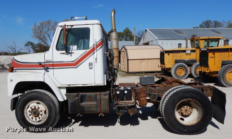 image for item DG6963 1979 International 2275  truck cab and chassis