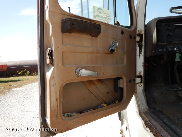 image for item DG6963 1979 International 2275  truck cab and chassis