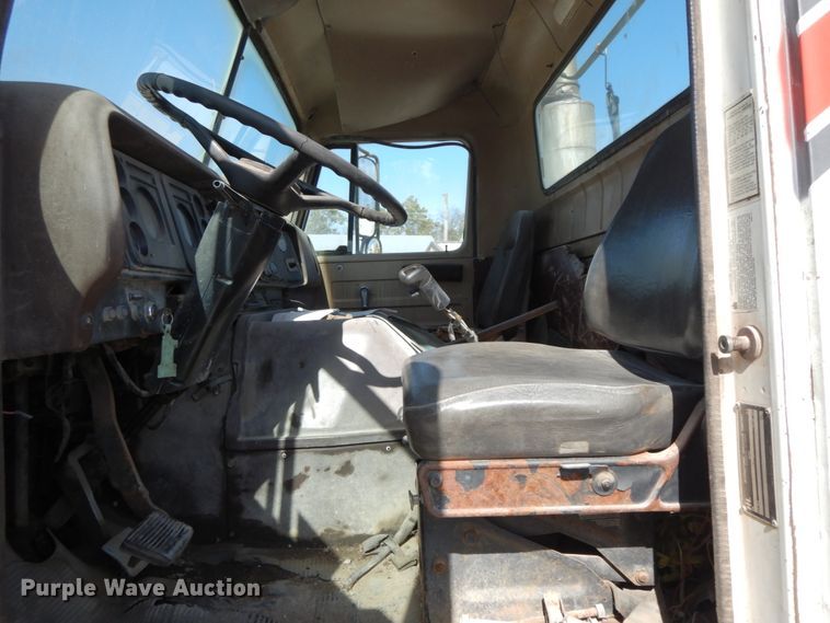 image for item DG6963 1979 International 2275  truck cab and chassis