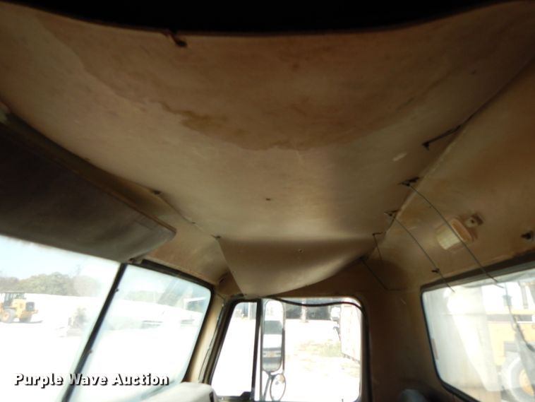 image for item DG6963 1979 International 2275  truck cab and chassis