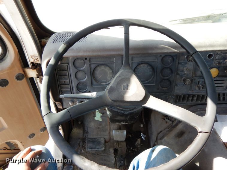 image for item DG6963 1979 International 2275  truck cab and chassis