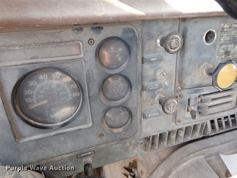 image for item DG6963 1979 International 2275  truck cab and chassis