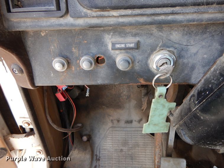 image for item DG6963 1979 International 2275  truck cab and chassis